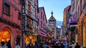 Le marché de Noël de Riquewihr est un marché de Noël traditionnel du village touristique et viticole de Riquewihr, sur la route des vins d'Alsace, dans le Haut-Rhin, en Alsace. Il a lieu tous les ans, durant la période de l'Avent, du 24 novembre à la veille de Noël, le 24 décembre